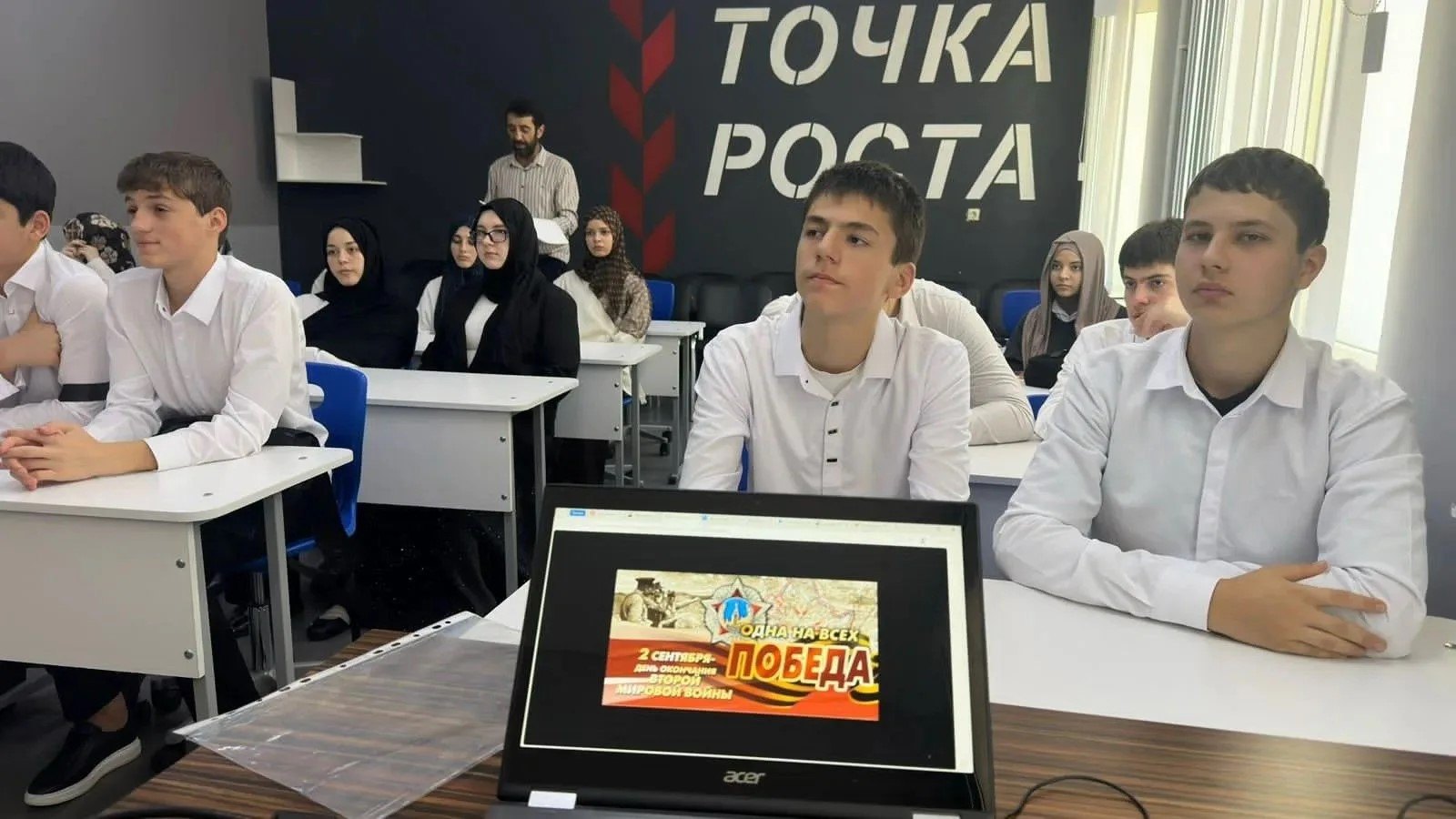 В АГВАЛИНСКОЙ ГИМНАЗИИ ИМЕНИ КАДИ АБАКАРОВА ПОЧТИЛИ ПАМЯТЬ ЖЕРТВ ТРАГЕДИИ В БЕСЛАНЕ